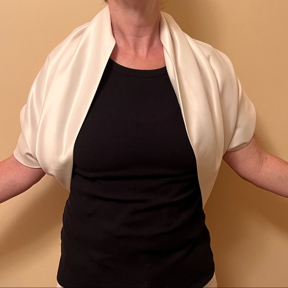 Wedding dress size SMALL. / Size 4. Brand, Mikalla. - Picture 3 of 7